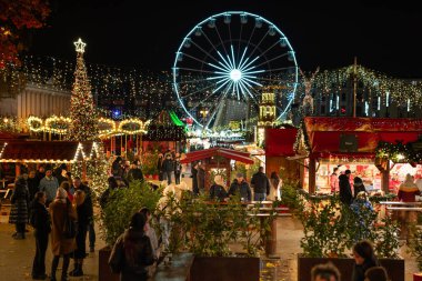 Polonya, Büyük Polonya, Poznan, Aralık 01, 2023. Pozna 'nın merkezindeki Noel pazarında. Arka planda dönme dolap