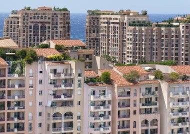 Deniz kenarındaki zengin konutlar. Akdeniz olabilir. Evler. Tatil ve seyahat