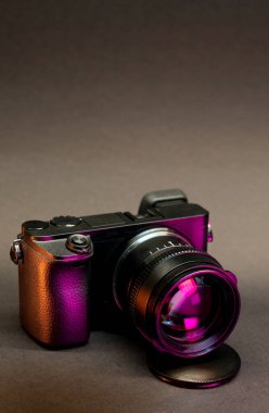 Fotoğraf makinesi, dikey, stüdyo görüntüsü. Boşluğu kopyala