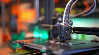 3D yazıcı çalışıyor. Ev fabrikası.
