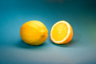 Mavi arka planda portakal meyvesi. Turuncu kesim..