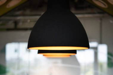 Modern bir ofisin konferans odasında şık asılı lambalar.