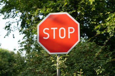 Trafik işaretini durdur. Açık hava..