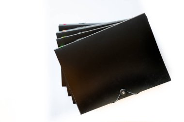 İzole edilmiş beyaz arka planda belgeleri olan klasörler. Siyah klasörler beyaz arka plan. Ofis belgeleri.