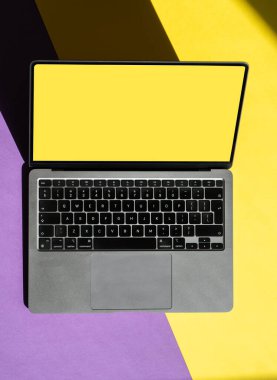 Bilgisayar dizüstü modeli. Düzenleme için boş ekranı olan üst görünüm dizüstü bilgisayarı.
