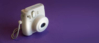 Plastik fotoğraf makinesi. Yatay pankart. Boşluğu kopyala.