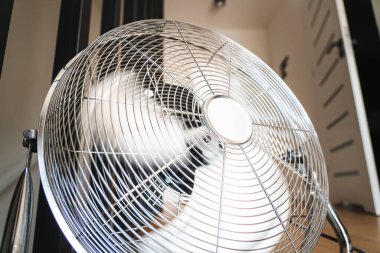 Evin içinde. Yer pervanesi. Yaz sıcağında iklim. Sıcaklık soğutma ve hava dolaşımı. Elektrikli vantilatörden gelen serin bir hava..