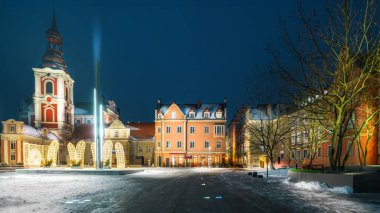 Geceleyin eski pazar meydanının merkezindeki tarihi binalar şık..