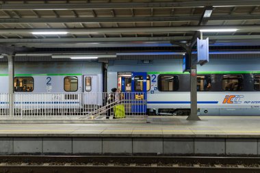 Polonya, Büyük Polonya Voyvoda 'sı, Poznan. 11 Aralık 2023. Ana tren istasyonu Poznan Glowny. Polonya PKP treninin görüntüsü.