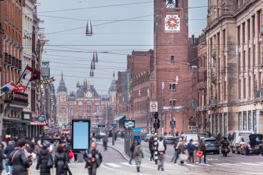 Amsterdam, Hollanda, 13 Mart 2024. Öğlen şehir merkezinde. Müzeye doğru bak. Kalabalık trafik.