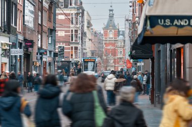 Amsterdam, Hollanda, 13 Mart 2024. Kalabalık sokak toplu taşımacılığı.