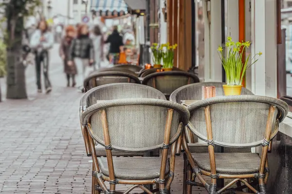 Şehir restoranı. Açık masa. Küçük bir sokak..