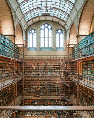 Hollanda Amsterdam 12 Mart 2024. Rijksmuseum 'da. Müzedeki kütüphanenin içi.