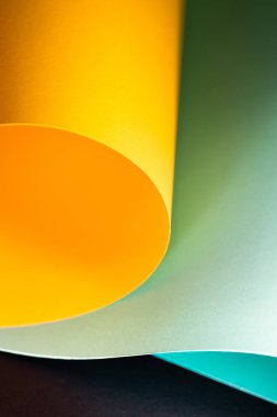 Dalgalı kağıt parçalarıyla soyut bir arkaplan. Masaüstü duvar damlası.