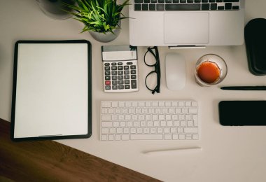 Grafiksel tablet boş ekran modeli. Ofis masası. Yaratıcı ekipman.