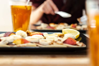 Kahvaltı tabağı krep meyvesi ve akçaağaç şurubu..