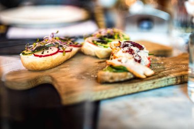 Taze kahvaltı sandviç masası. Restoran kahvaltısı..