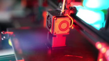 3D yazıcı nesnesi. Ev laboratuarı prototip fabrikası. Kol kapatılıyor.