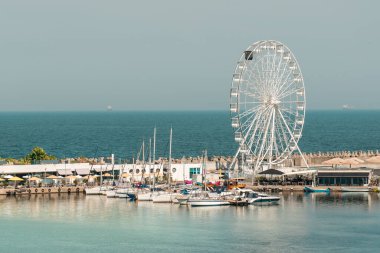 Dönme dolap marinası Deniz kenarında tatil yeri.