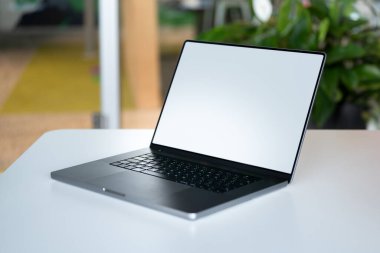 Laptop boş ekran modeli. Ofis masası içi.