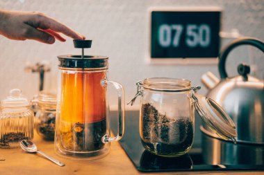 Çaydanlığı çayla doldurun. Ev mutfağı. Akıllı ev görüntüsü.