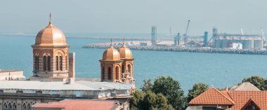 Constanta, Romanya, 15 Temmuz 2024, Aziz Peter ve Paul 'un çatı katedrali ile Karadeniz manzarası. Şehir port arkaplanı.