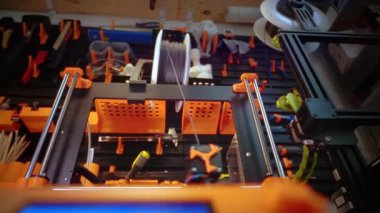 3D yazıcılar iş başında. Yaratıcı uzay stüdyosu. Aletlerle dolu duvar. Prototip fabrika hattı.