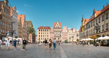 Wroclaw, Aşağı Silezya Voyvoda, Polonya, 11 Ağustos 2024. Tarihi mimari konutları eski pazar meydanlarına ev sahipliği yapıyor.