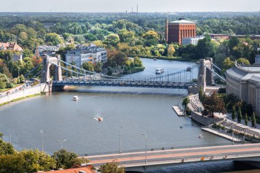 Wroclaw, Aşağı Silezya Voyvoda, Polonya, 11 Ağustos 2024. Odra Nehri 'nin ortasındaki şehirler arası köprüler. Turist tekneleri.