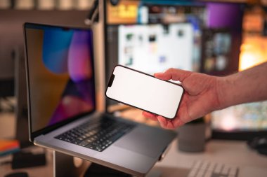 Akıllı telefon boş ekran modeli. Ofis içi. Harici monitör donanımlı dizüstü bilgisayar.