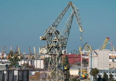 Gdansk, Pomeranya Voyvoda, Polonya, Eylül 07, 2024, Gdansk tersanesinin iskele vinçleri