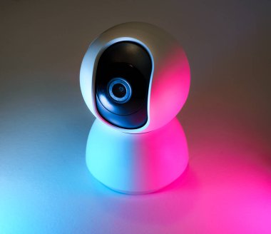 webcam güvenlik kamerası lensleri neon ışıklar