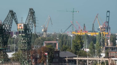 Polonya, Pomeranya Voyvoda 'sı, Gdansk, Eylül 07 2024, Gdansk tersanesinin vinçlerinin manzarası