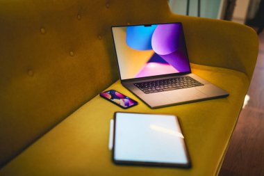 Oturma odası kanepe laptop akıllı telefon grafik tableti. Merkez ofis ekipmanı