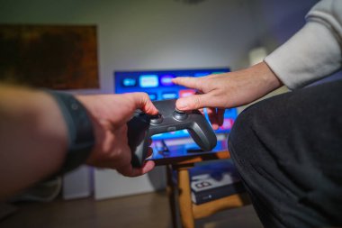 Ev yapımı oyun konsolu birinci şahıs görünümü oyunu. TV ekran oturma odası.