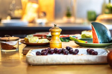 Ev mutfak masası. Parti üstüne parti. Yemek hazırlama biberi meyve suyu kahve baharatı..