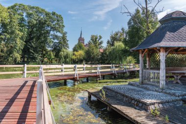 Avrupa şehir parkı. Lake Köprüsü Yolu. Wolsztyn Polonya