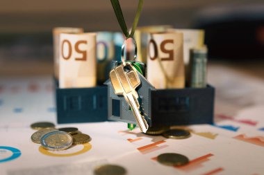 Emlak piyasası kapısı ve banknotlar minyatür ev kesiti model finans şeması