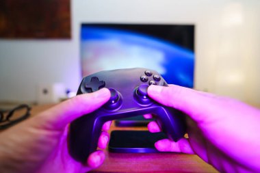 oyun konsolu ev aletleri TV ekranı neon ışıkları insan eli
