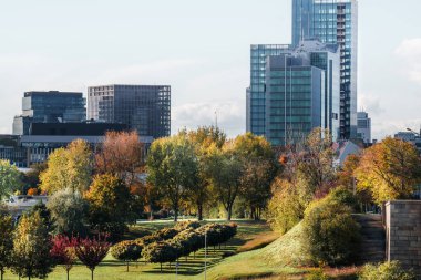 Poznan nöro mimarisinin şehir manzarası ofis binaları ve gökdelenler şehir parkı yeşil ağaçlar ekoloji çevresi modern mimari
