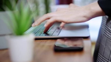 Dizüstü bilgisayarda daktilo eden eller klavye konforlu ev restoranı iç mimarisi