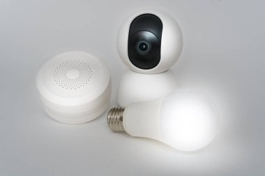 Akıllı ev aygıtları kamera ampul kapısını beyaz arkaplan ev otomasyon izleme sisteminde ayrı gözlüyor