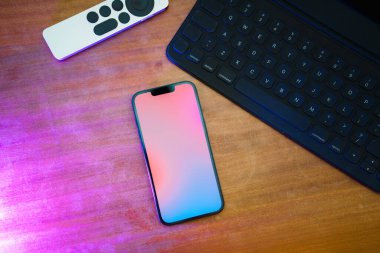 ev ofisi aygıtları akıllı telefon bilgisayarı boş ekran mozaik uzaktan kumanda üst görünüm pastel renkleri yukarıda