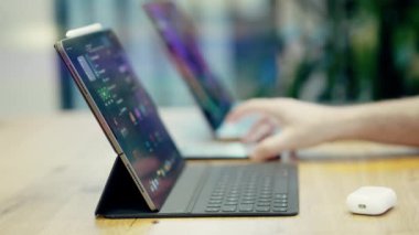 bilgisayar bulanık arkaplan toplantı odası yeşil bitkiler akıllı telefon ekranı düzenleme kullanımı kullanarak ofis alanı