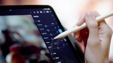 Grafik tablet üzerinde fotoğraf düzenleme Kanepe ev şöminesi iç rahatlama
