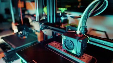 3D yazıcı ev işleri atölyesi fabrika projesi nesne yazdırma makinesi çalışan yazıcılarla dolu bir oda