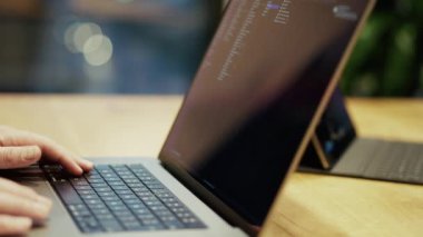 laptop klavye dokunmatik ofis ön bilgisayar dosya tarayıcı şehir iş arka planında çalışır