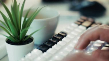 El yazması mekanik klavye gazeteci blogger yazılım mühendisi yazar yazı masası yeşil santral yakın plan