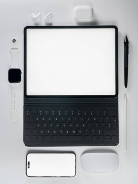 Yukarıdaki boş ekrandan gelen ofis tablosu elektronik cihazları latpop akıllı telefon tablet saati beyaz arkaplan bilgisayar faresi fare akıllı kulaklıklar dijital kalem grafik tasarım seti