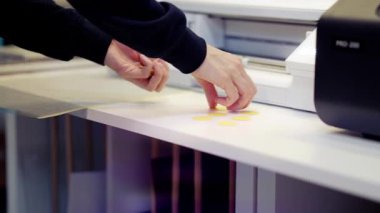 Kılavuz çiziciler için kağıt yükü DIY ev fabrikası ekipmanı yakın çekim el kağıdı makinesi bıçak transfer tahtası kesme makinesi